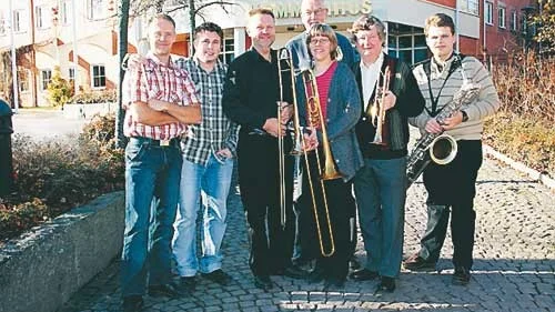 Dessa musiklärare tränade eleverna inför konserten i storbandslaget i lördags. Från vänster: Lars-Erik "Sigge" Olofsgård, Mattias Gadd, Thomas Åstrand, Bill Lindvall, Annika Rickardsson, Åke Nilsson och Anders Hallqvist.