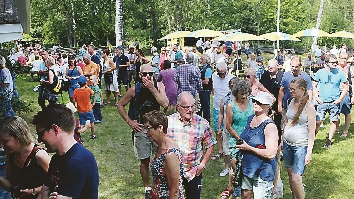 Mycket folk i Hembygdsgården.