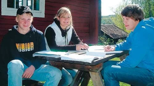 Mikael Simonsson, Elsa Martinsson och Sebastian Claesson arbetade med frågorna ute i solskenet.