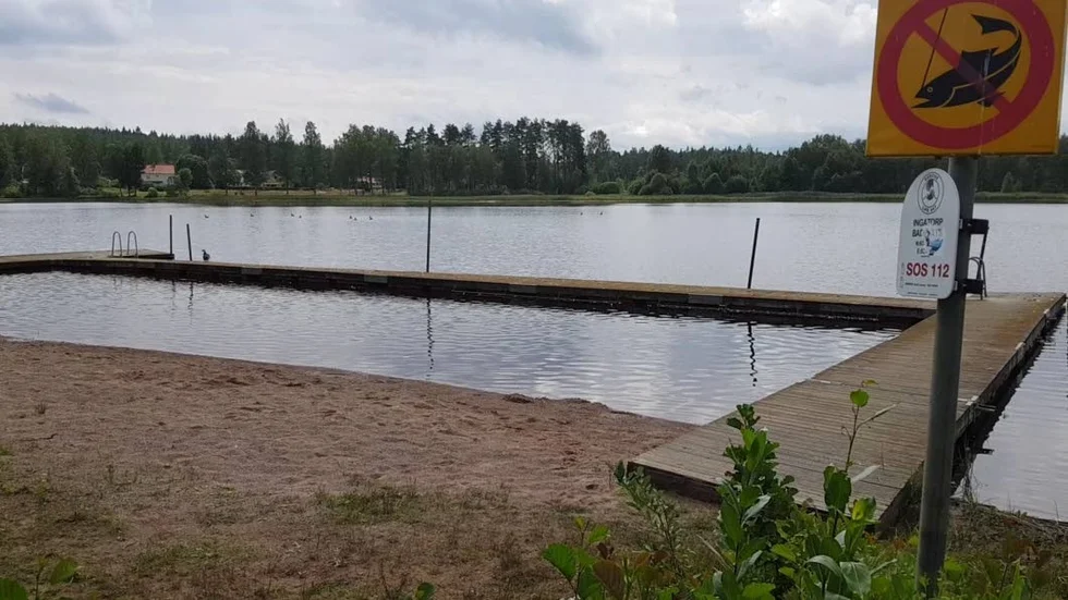 På badet i Ingatorp slog en 12-årig flicka i en motorcykel som hade dumpats i vattnet när hon dök från bryggan.