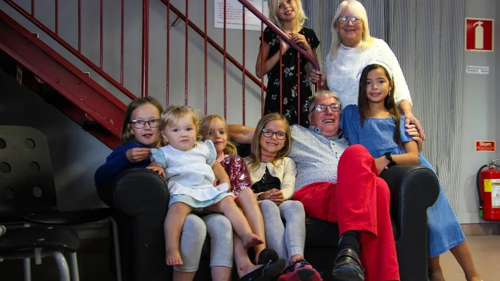 Soffan där Roland Larsson brukar sitta var i dag full med barnbarn. Från vänster: Anna, Evelina, Emelie, Agnes, Roland, Mikaela, Johanna och frun Marianne.