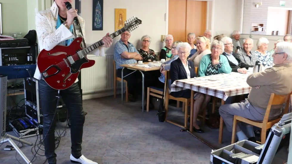 Det blev riktigt välbesökt när SPF-arna fick besök av självaste Elvis, Erling Lundberg från Malmbäck.