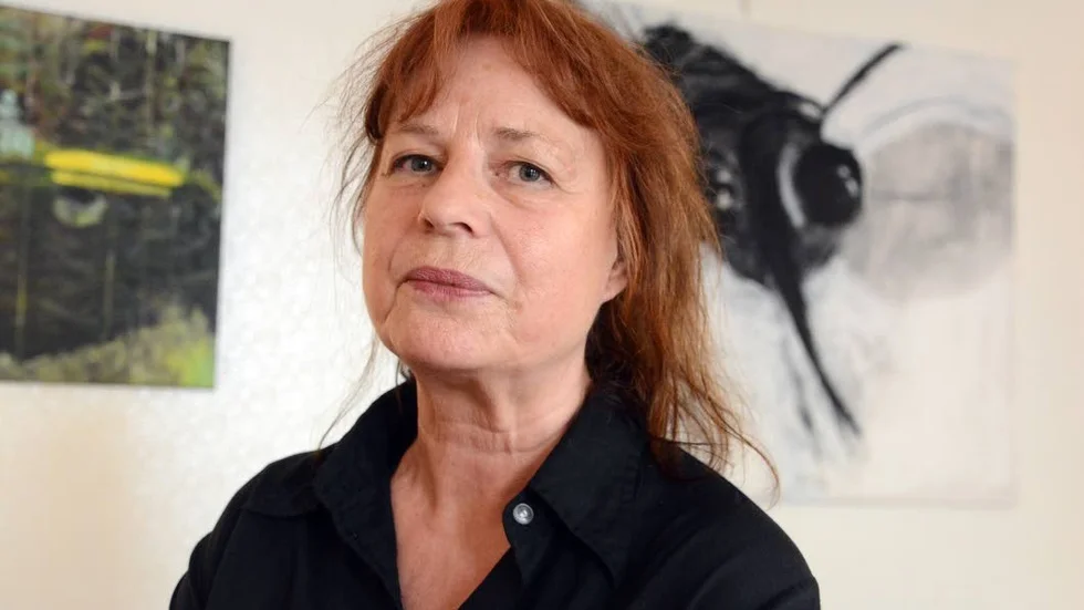 Konstnären Sieme Wolfert spenderar hela sommaren i sin stuga utanför järnforsen. Nu ställer hon ut på Galleri Bälterska Gården i Vimmerby.