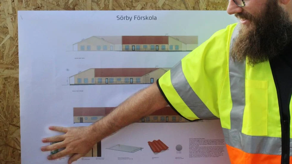 Så här ska den se ut, med plats för 100-120 barn, visar Kristoffer Gustafsson.