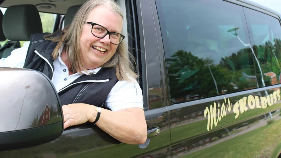 Mia Gustafsson har älskat sitt jobb och att köra minibussen, så den behåller hon.