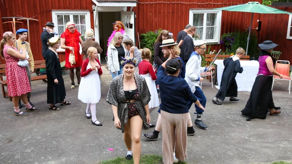 Regissören Pia O Tember försöker bringa ordning på skådespelarna under den livfyllda repetitionen.
