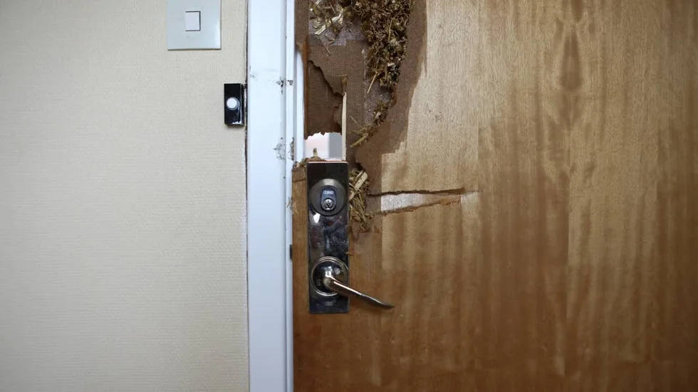 Natten mot söndag utsattes fastigheten för inbrott och omfattande vattenskador.