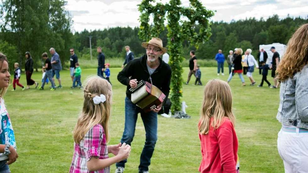 Musikern Matte Liegnell tar med sig dottern Kajsa för att leda midsommarfirandet vid Eklunden i Västra Eneby.