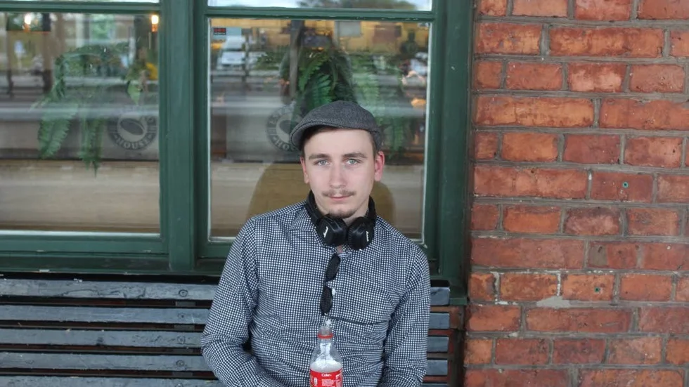 ­– Jag tror folk blir irriterade när de få rök på sig, säger Adrian Viberg, 25 år.