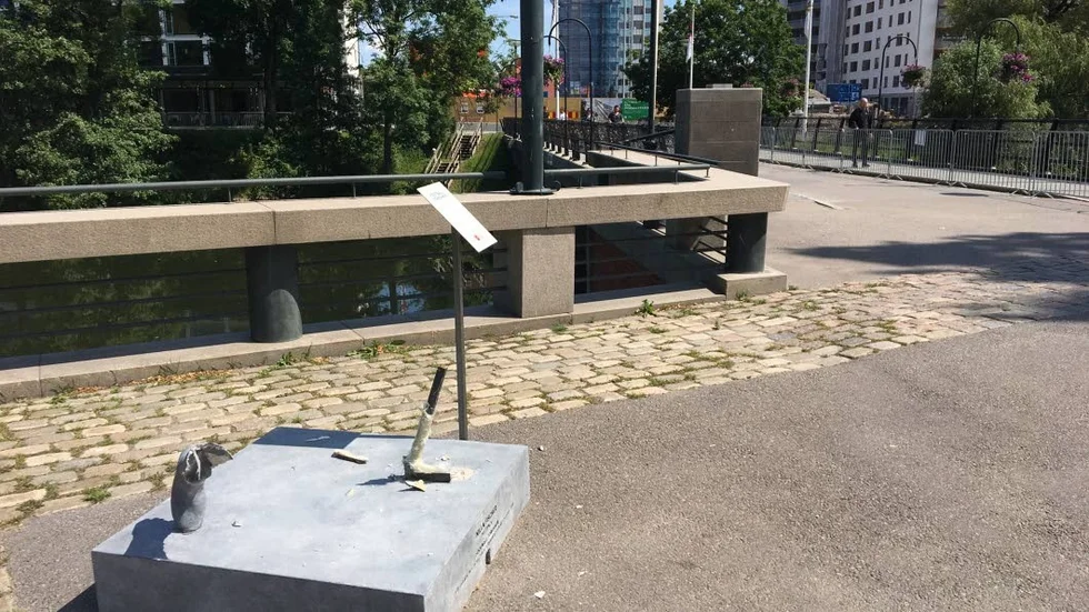 Statyn tros ha vandaliserats under natten mot lördagen.