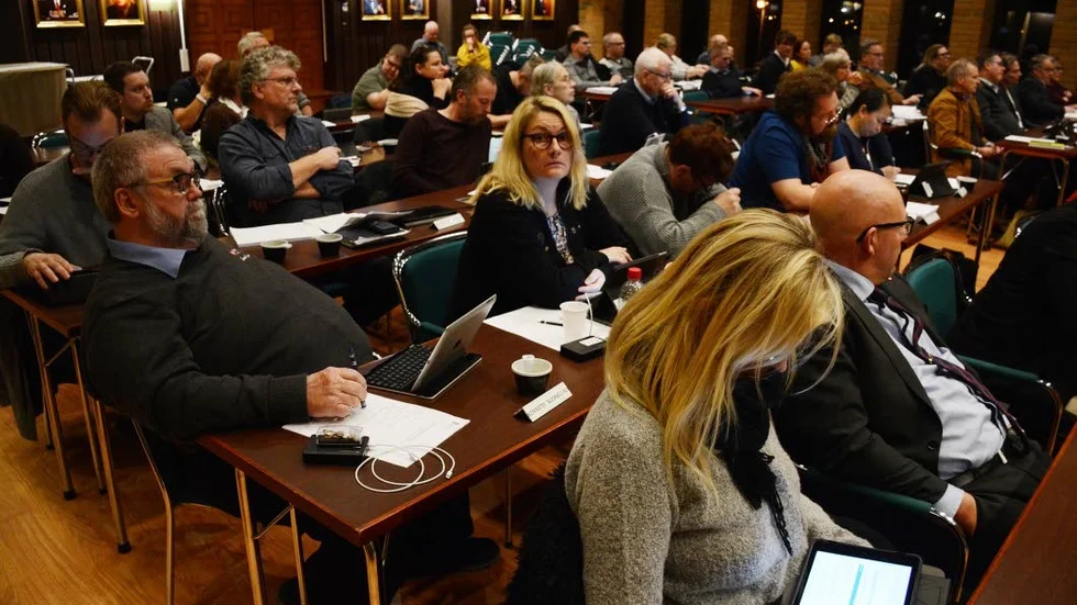 I dag lägger S-oppositionen fram sitt budgetalternativ. Majoriteten presenterade sitt för två veckor sedan. I dag avgör fullmäktige vilka ramar det blir nästa år.