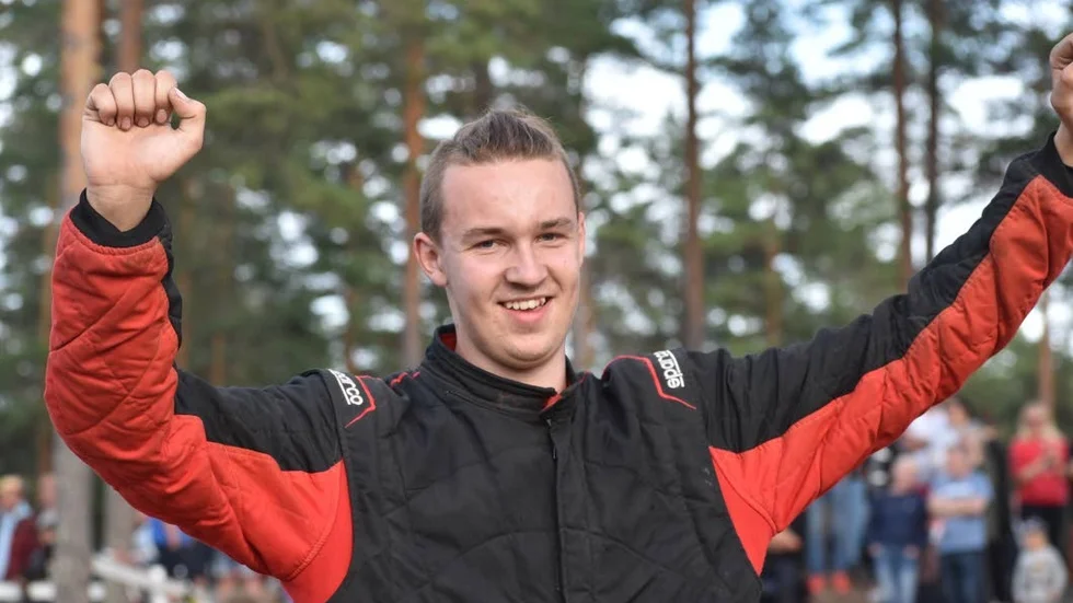 Juniormästare efter en hel del flyt. Leo Sandberg, Ulricehamns MK, fick sträcka händerna i skyn efter triumfen i Gnagaredalen.