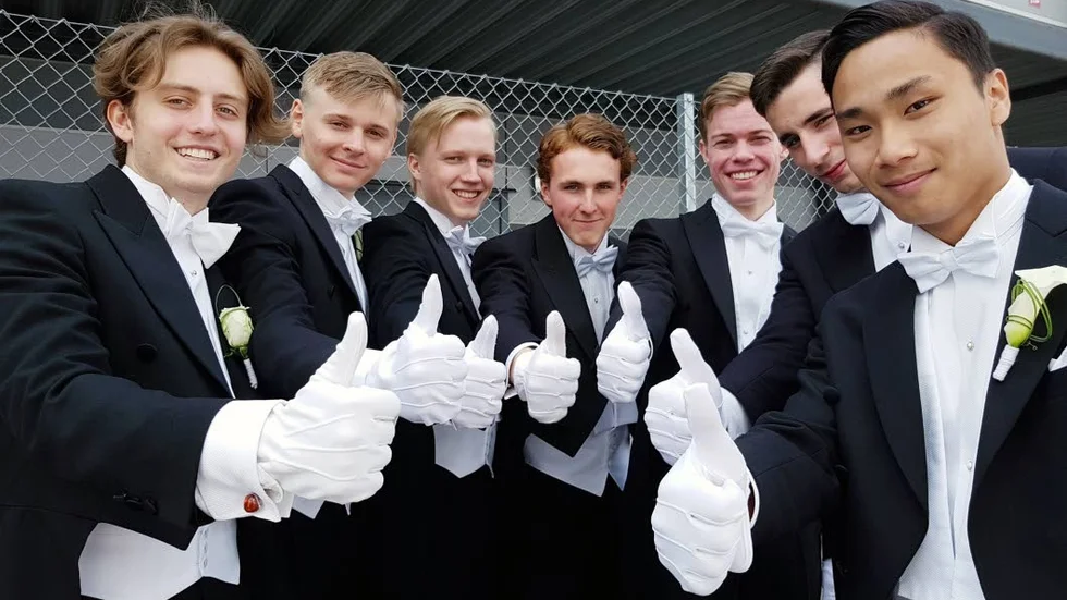 De vita handskarna är på. Klart för bal för Hugo Nylund-Kindfors, Emil Bondesson, Edward, Arvid Thorstensson, Mattias Rosén, Alexander Evertsson och Daniel Karlsson.