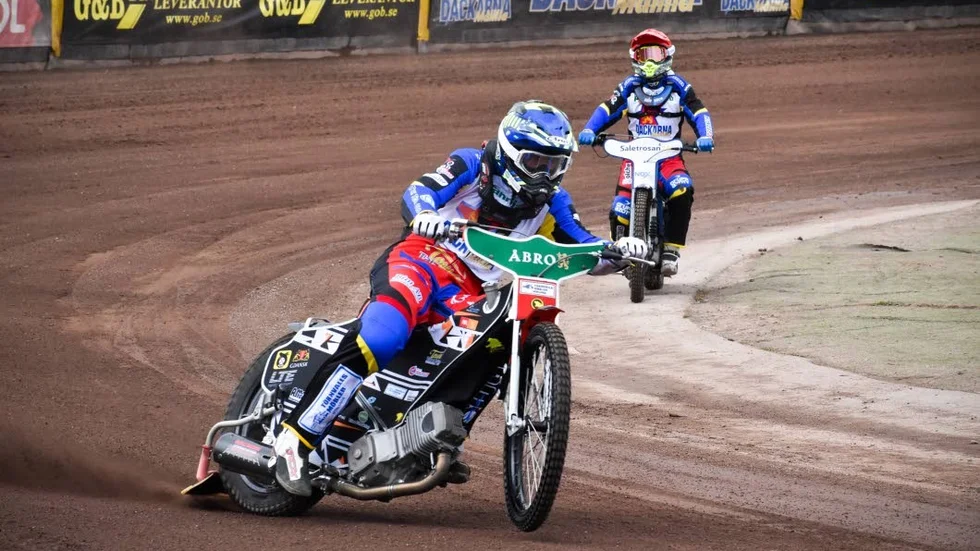 Joel Kling, Artur Czaja och de andra Dackeförarna tränade på banan i Målilla under onsdagen.
