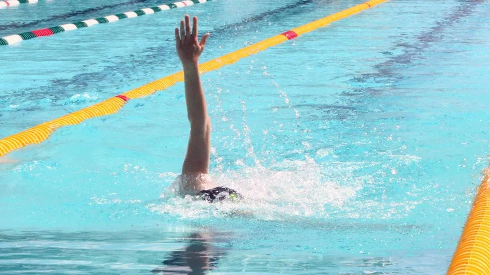 Martin Falk avverkar här ryggsimmet när han vinner 200 meter medley i Filbyter cup. Nu siktar nyförvärvet på SM-medaljer i sommar. I Linköping kan han utvecklas.