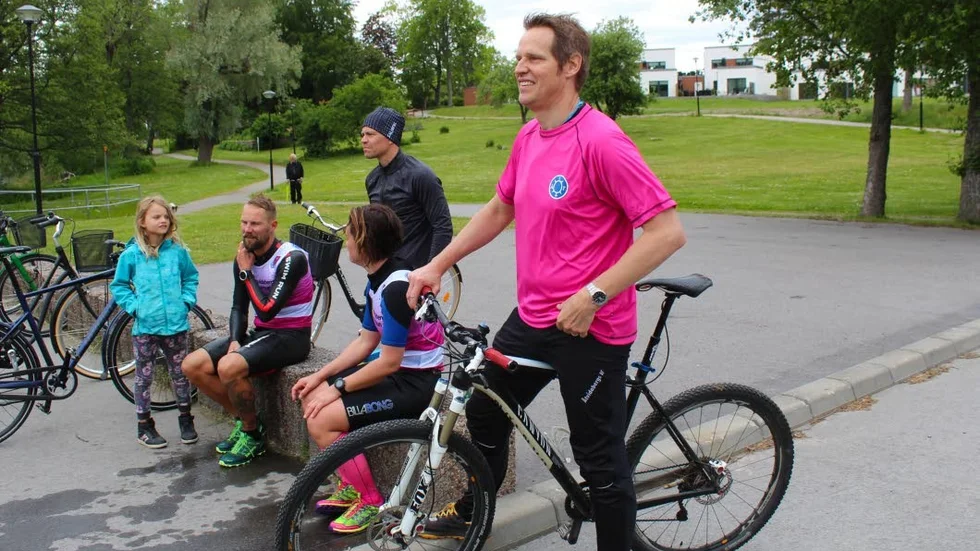 Nils Winge cyklade runt på området för att guida de tävlande.