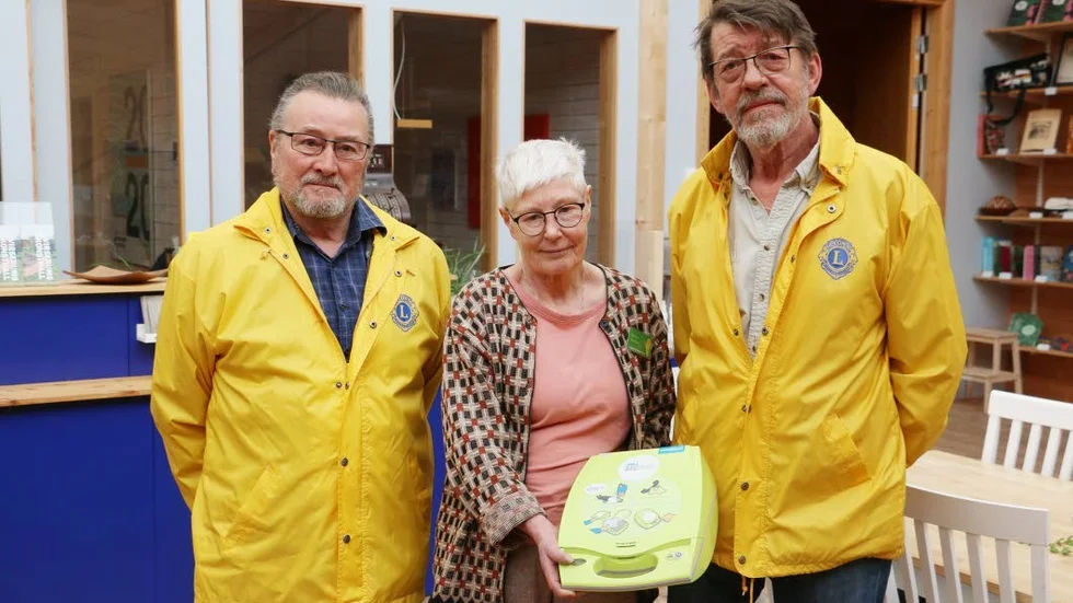 Björn Österlind och Kjell Petersson från Lions Club överlämnade hjärtstartaren till Barbro Wenden på Virserums konsthall.