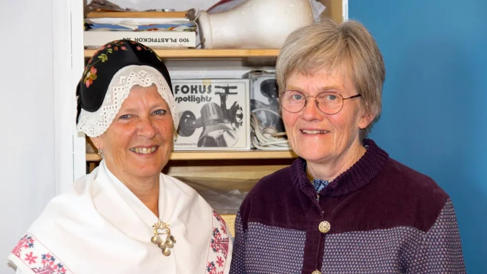 Gunilla Hageström och Birgitta Andersson är engagerade i Folkungagillets dräktsektion, där man kan hyra och köpa folkdräkter.