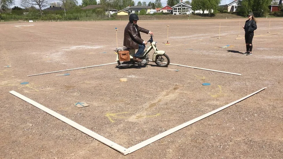 Tomas Lockström på sin gamla Husqvarna tar sig an "Klockan".