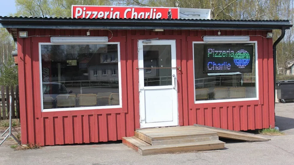 Pizzeria Charlie i Mörlunda har varit stängd i tre månader, utan ett enda livstecken tills för ett par veckor sedan när i alla fall en neonskylt kom upp. På torsdagen återöppnade man igen.