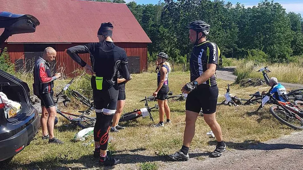 En välbehövlig paus under det drygt elva mil långs cykelloppet, där fokus inte ligger på att vinna utan att sporra varandra att orka ta sig över mållinjen.