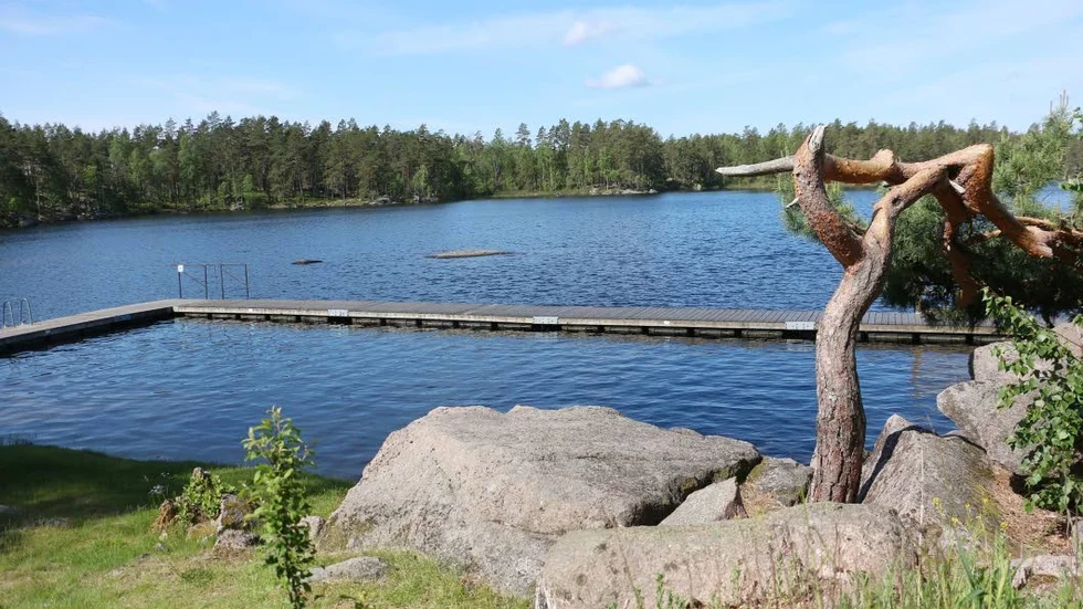 Hesjöns blåa vatten lockar många badande. Och de kan vara lugna, vattnet håller god kvalité.