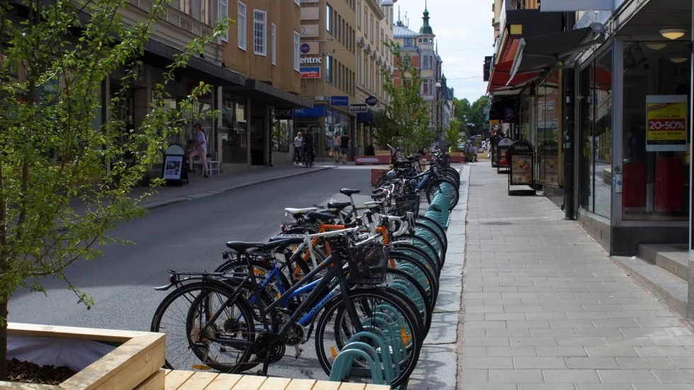 Under sommaren finns 40 cykelparkeringsplatser vid korsningen S:t Larsgatan/Storgatan.