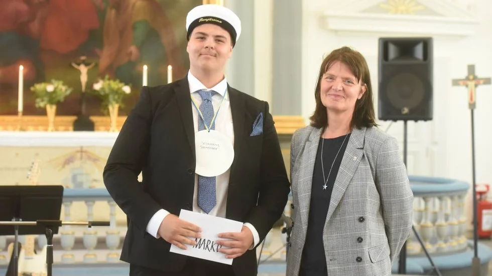 Marko Kemppainen fick Emil i Lönneberga Stipendiet av Kommunalrådet Ingela Nilsson Nachtweij.