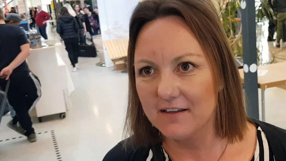 Camilla Karlsson på Fabriken är samordnare för de kommunala sommarjobben. "Det är färre som tackar ja, det tror jag beror på att många ordnar sitt sommarjobb själva" säger hon.