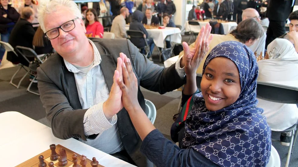 Paul Lindvall och Nada Ali i ett parti schack under "Näringslivet möter förorten" i Skäggetorp nyligen.