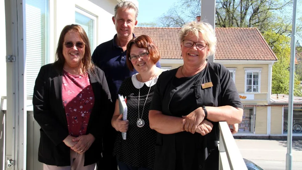 Äldreomsorgens områdeschef Eva Hulth, rektor Kalle Eriksson, studie- och yrkesvägledare Maria Malgeryd samt läraren Inger Carlström meddelar att Kinda lärcentrum öppnar upp en ny variant av vård- och omsorgsutbildningen.