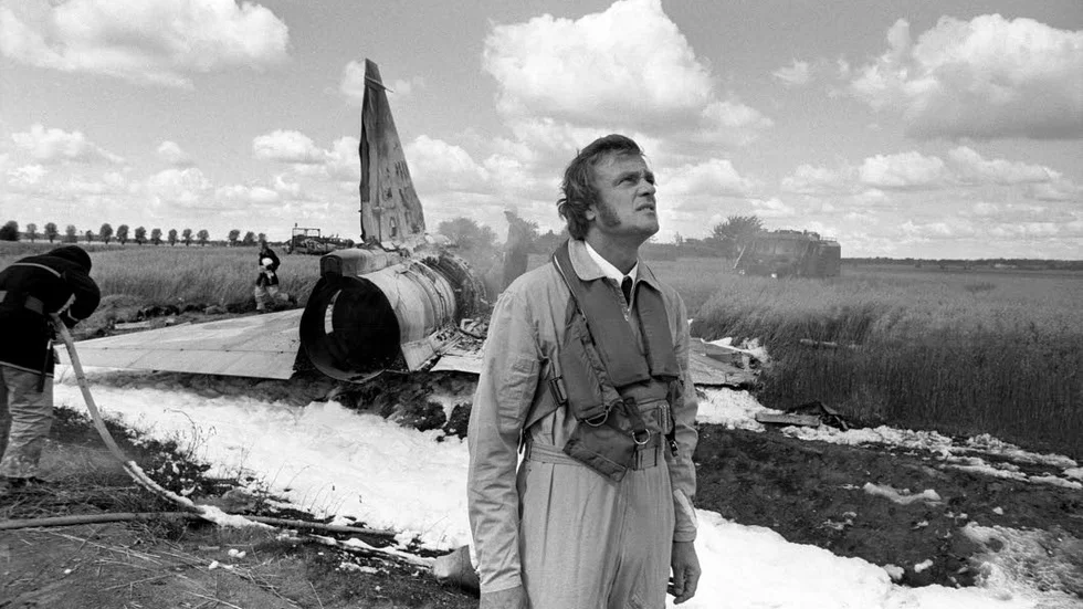 31 juli 1974 och ett Viggenplan kraschar vid E4 när det ska landa på Malmens flygfält. Piloten Seved Nilsson-Ranta omkommer omedelbart. Piloten på bilden är Lars Bandling.