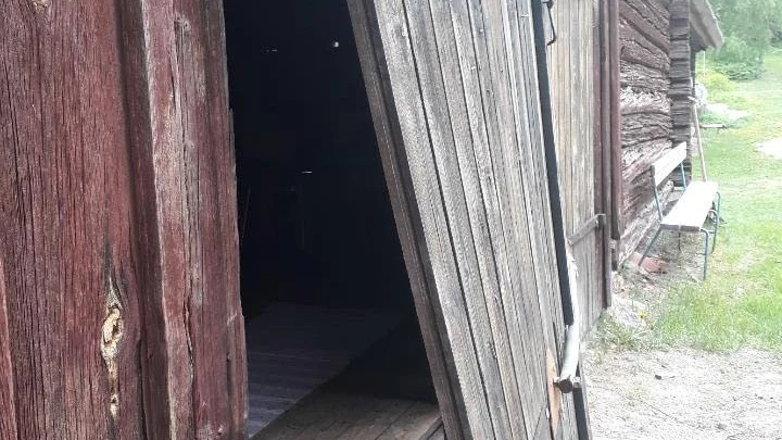 Den som ålade sig in genom gluggen för att komma åt tusentals kakor kan inte ha varit fet.