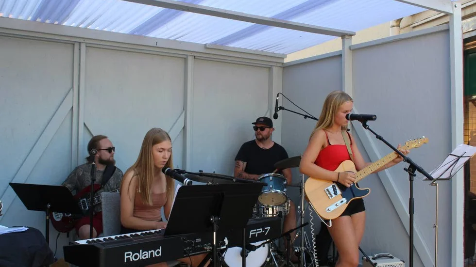 Oscar Järnland, Wilma Södersten, Bobbo Ekberg och Elsa Sandberg lirade covers