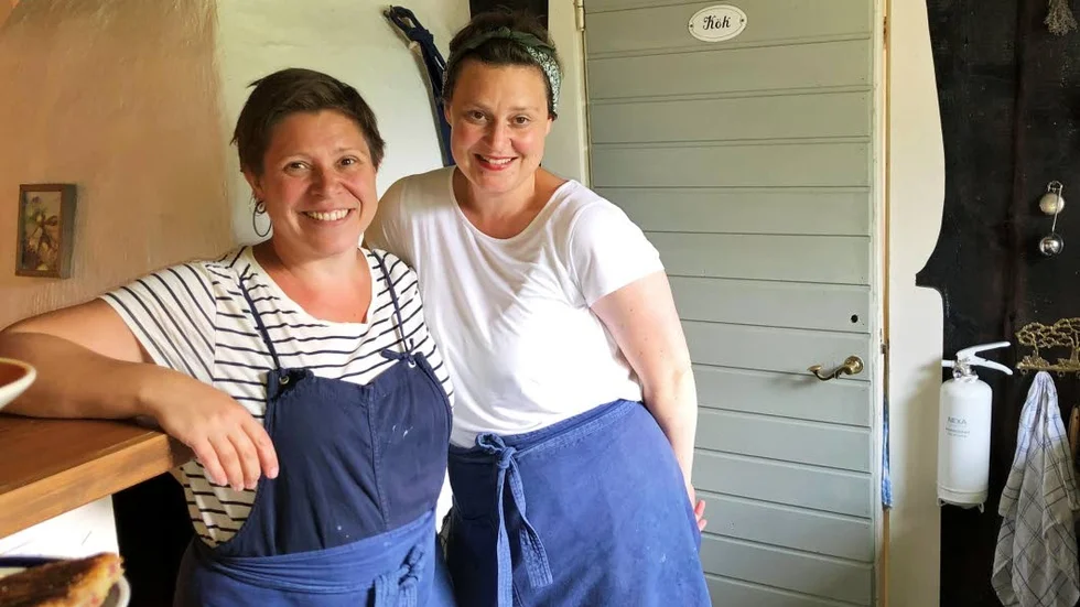 Systrarna Matilda och Elisabet Magnusson driver kulturhuset Lapphem och har gjort det sedan 2016. Fyra lägenheter finns för uthyrning året runt, men på somrarna håller även kaféet öppet.