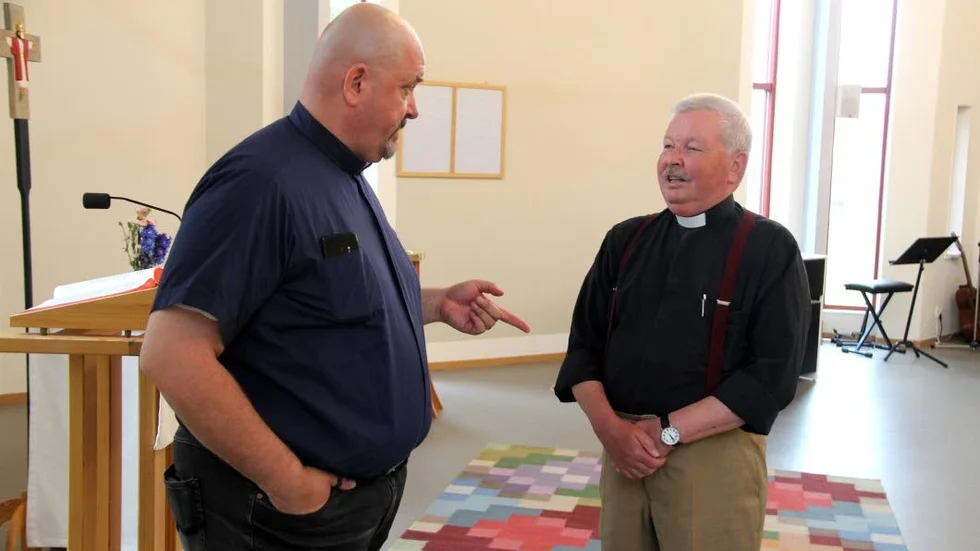 Den nuvarande kyrkoherden Jyrki Myöhänen och Anders Ladén samtalar om församlingsverksamheten.