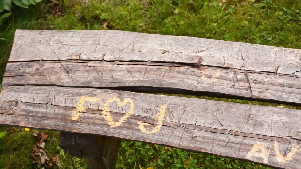 På kärleksstigen kan älskande par rista in sina intialer i en trädstam eller på en bänk brevid.