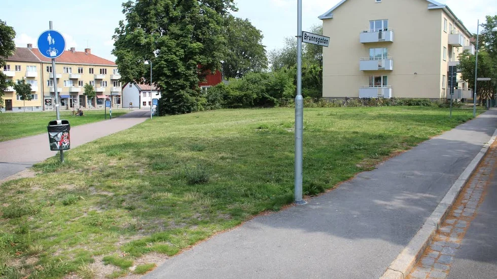 Här i Onkel Adams park i hörnet Brunnsgatan/Vallgatan i Linköping ska en ny lekplats byggas.