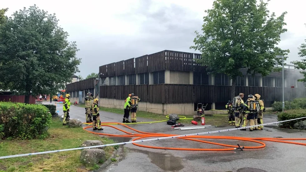 Enligt räddningstjänsten hade bränder brutit ut på flera platser i garaget.