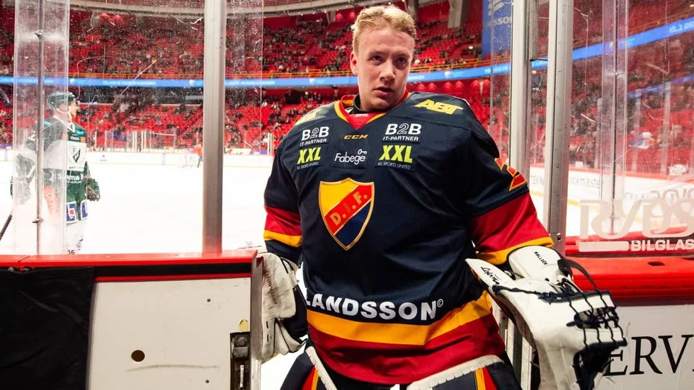 Oscar Walldén satt på Djurgårdens bänk i den sjätte semifinalen mot Färjestad. Han är med i matchtruppen även ikväll, i den sjunde och avgörande matchen.