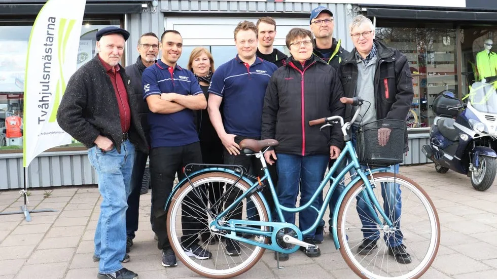 Representanter från arrangören Korpen och Motorsport, som skänker cykeln som lottas ut i samband med Krön Runt. Fr v Erling Åberg, Per Olof Carlsson, Hossein Attarzapeh, Helen Sjöström, Jonatan Samuelsson, Kimmen Svensson,

Susanne Svensson, Anders Sjöström och Göran Johansson.
