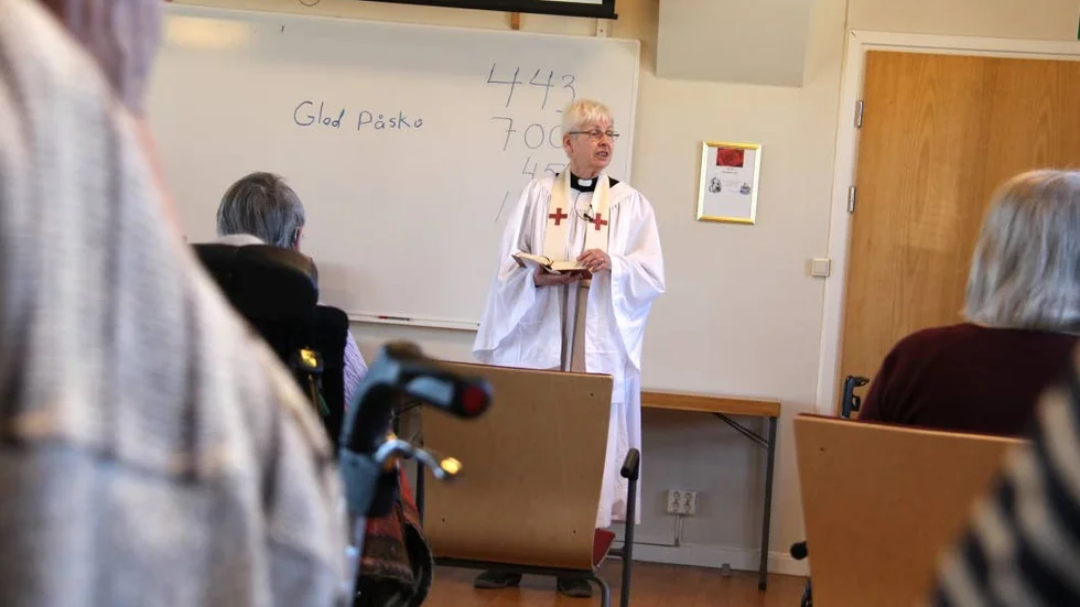 Jenny Ahlén, präst i Kinda pastorat, besöker ofta äldreboendet Stångågården i Horn. Skärtorsdagen var inget undantag.