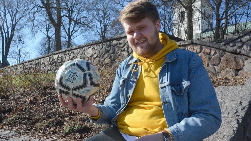 Alexander Gustafsson gillar fotbollar. Och de tycks gilla "Gson". Han är en teknisk lirare i Horn/Hycklinge.