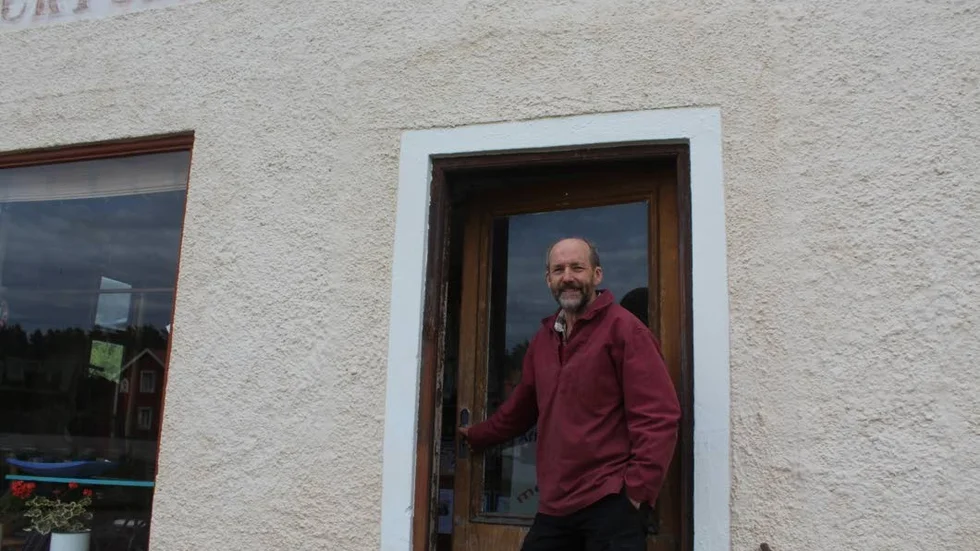 Per Helldorf utanför lanthandeln i Svalsjö
