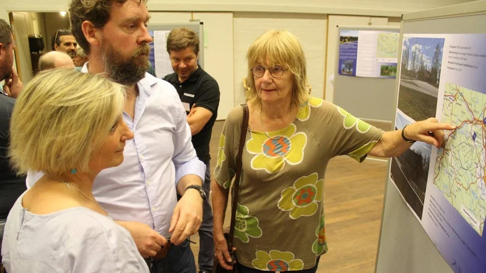 Petra Weigl, Hjalmar Österberg och Eva Remnert är  motståndare till vindkraftsparken, som Dackevind vill bygga i skogarna sydväst om Målilla. Petra flyttade till området för tystnaden, som hennes autistiska dotter behöver, och både Hjalmar och Eva driver rörelser i närheten som de är rädda kommer påverkas negativt av projektet.