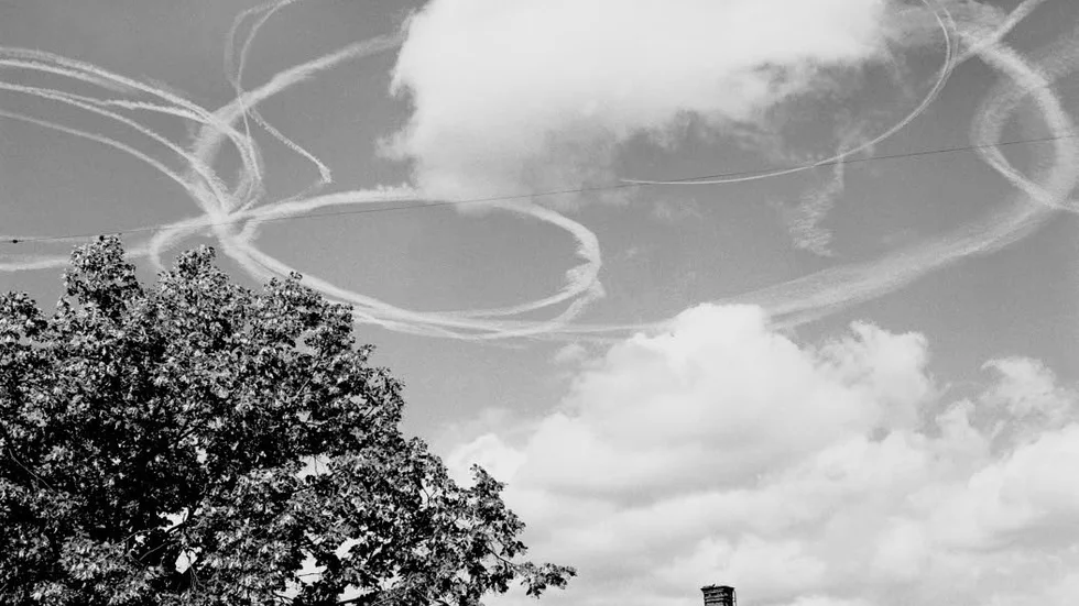 16 juli 1952 och en flyguppvisning har lämnat spår på Linköpings himmel.