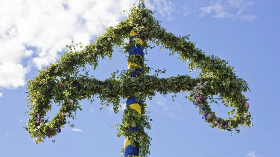 En dans runt stången hör midsommar till.