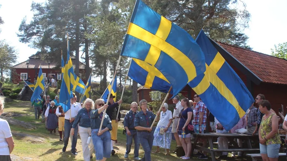 Ett tio-lar föreningar med fanbärare i täten fanns på plats på bygdegården