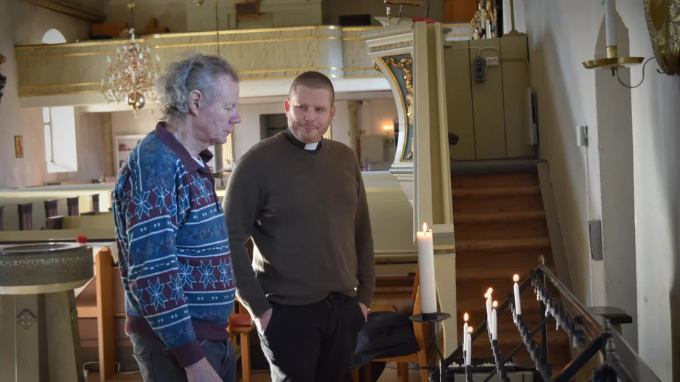 Roland Sundin, kantor och prästen Martin Lissnils inne i Kisa kyrka.