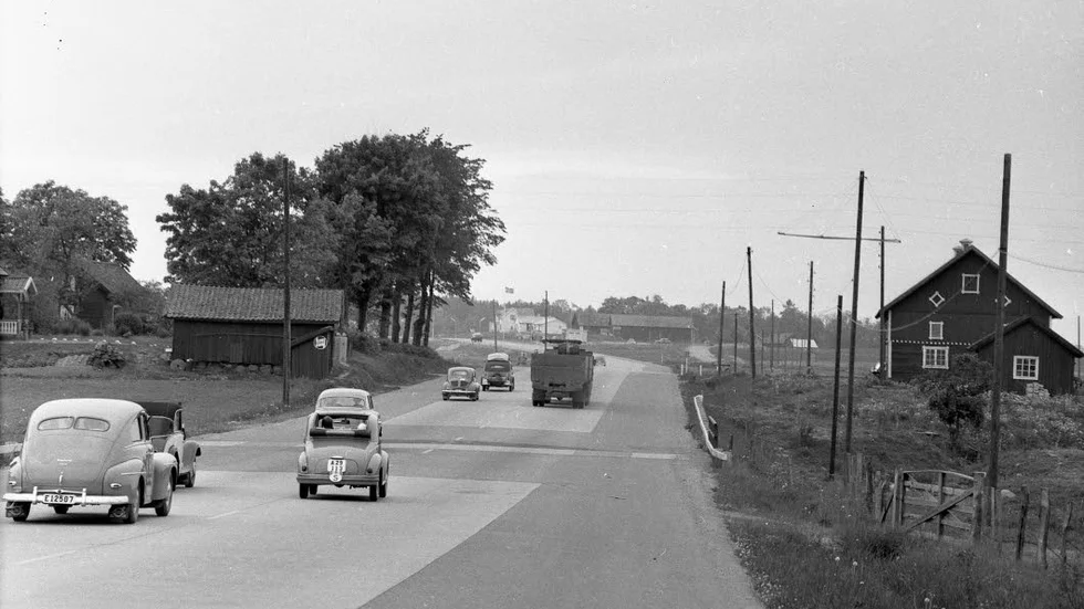 Midsommartrafiken var ett återkommande ämne i Corren. I huvudledaren dagen före midsommaraftonen 1935 uppmanades östgötarna att ta det lugnt i trafiken. Redaktören betonade allvaret i att i det tidiga trettiotalets ökande antal trafikolyckor i vilka årligen omkring 400 dödades och 15 000 skadades. Fotot utgjorde Correns illustration till 1955 års täta midsommartrafik, då tidningen hade ytterligare en ledare i ämnet.